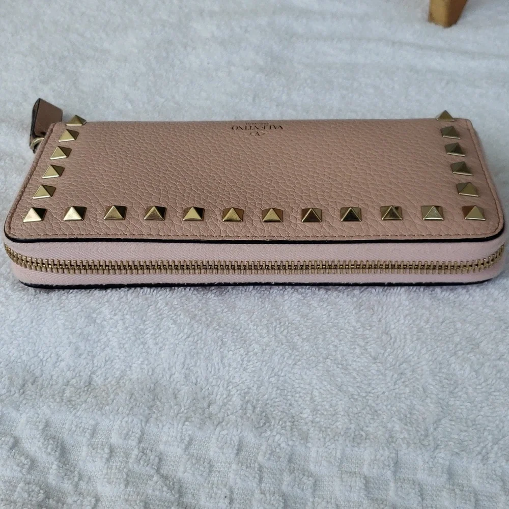 Valentino Garavani Rock stud zippy wallet 🔥 💕 - Picture 12 of 16